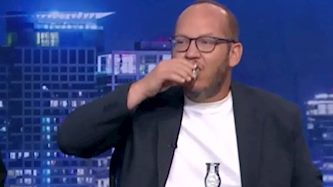 חיים לוינסון שותה ויסקי, צילום: מתוך "אברי ושרקי", ערוץ 12